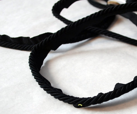 BC10008/02 Black Lip Cord Trim